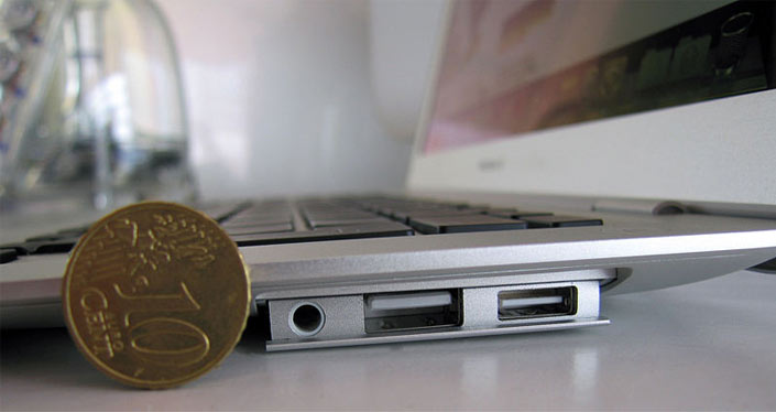 Epaisseur du MacBook Air comparée à une pièce de 1à centimes d'euro